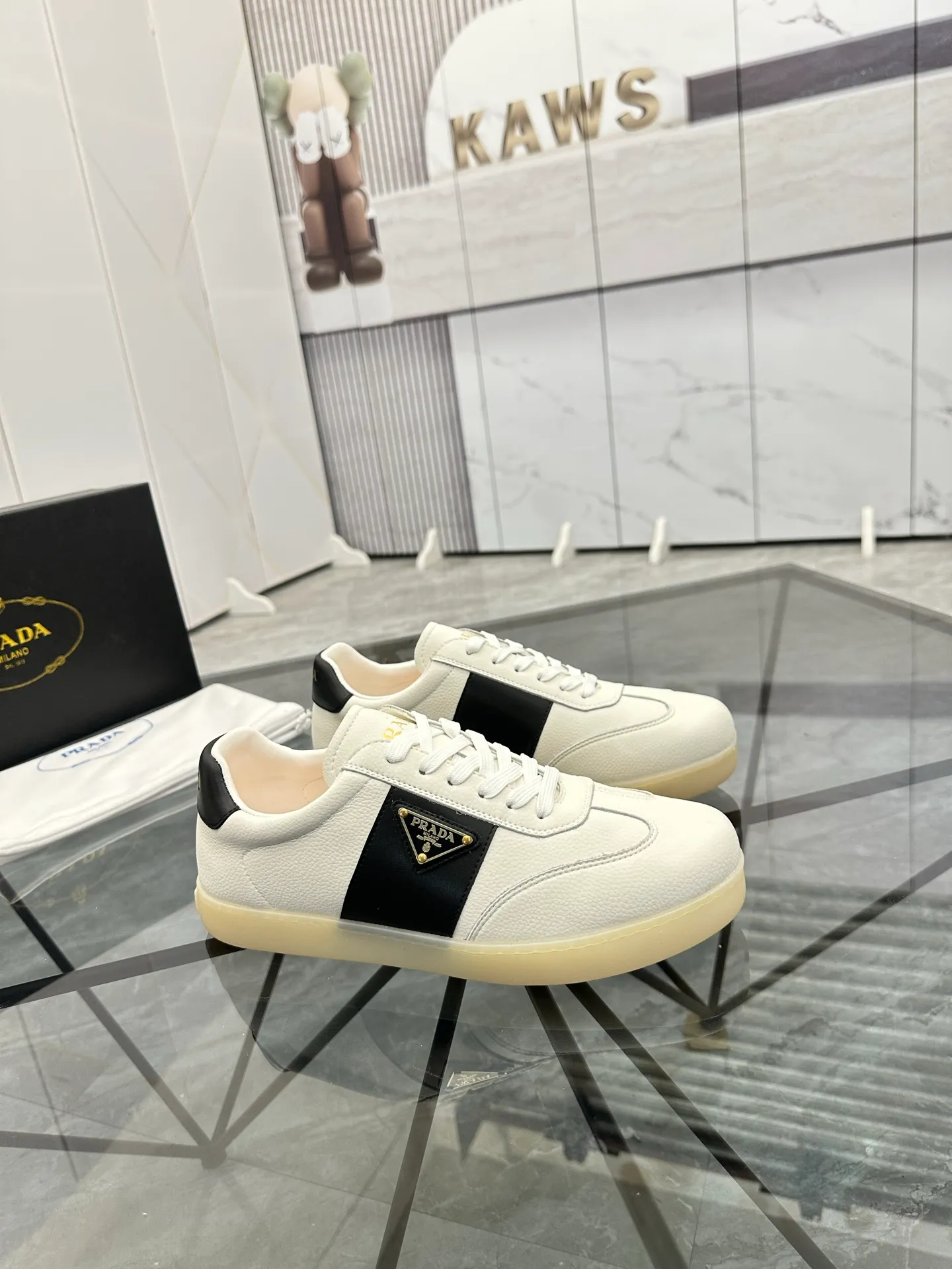 Men's shoes: 💰P400¥ Product trademark: Prada *"Prada*" low-top casual shoes Regular size: 38-44 (can be customized to 45) Product materials: imported cowhide upper, sheepskin lining, original outsole. Number: 020